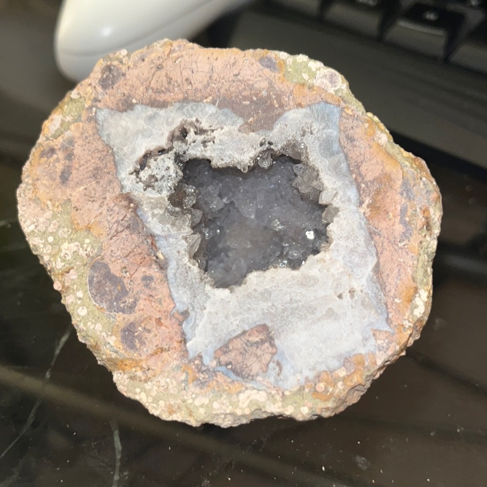 Quartz thunder egg geode